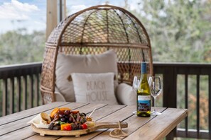 Outdoor dining - Sanderling Home in Duck 🦆 : Sound views/ 4min walk to the Beach & Pool (Kitty Hawk)