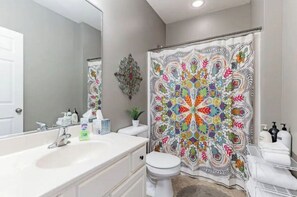 Duschwanne, Haartrockner, Handtücher, Seife