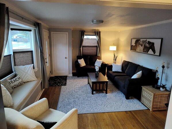 Smart TV, fireplace, books - Downtown Sanders Beach Bungalow- (Coeur d'Alene)