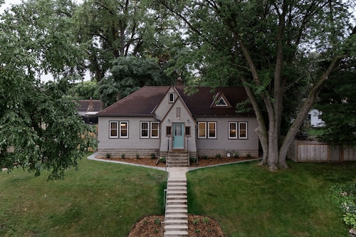 Quiet and Modern Designed Cottage in St Paul