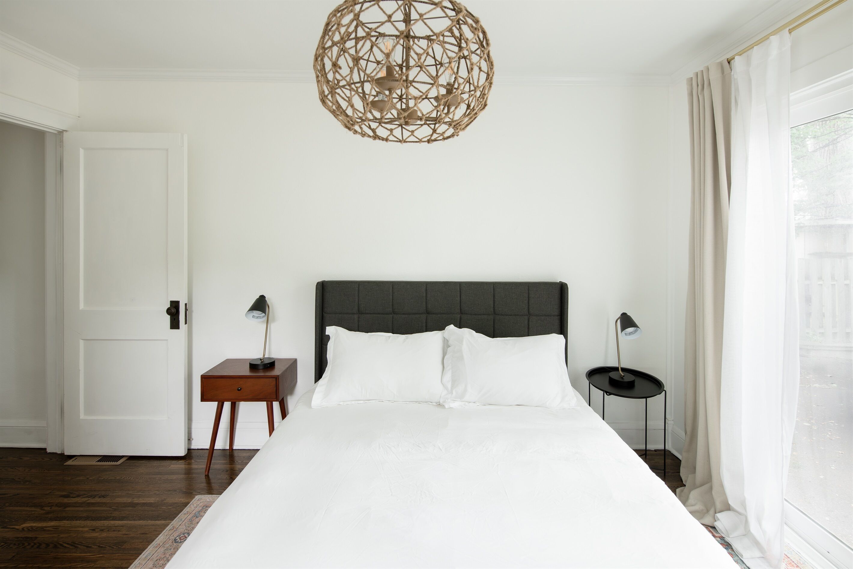 2 間睡房、書桌、熨斗/熨衫板、可攜  式嬰兒床