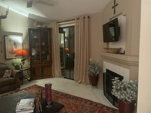 Téléviseur connecté, foyer, livres