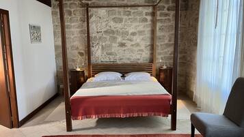 2 chambres, bureau, fer et planche à repasser, lit parapluie