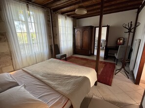 2 dormitorios, escritorio, tabla de planchar con plancha y cuna de viaje