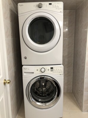 Interior - Spacious 4 Bedroom House with Parking, near local hospitals and stadiums (Queens)