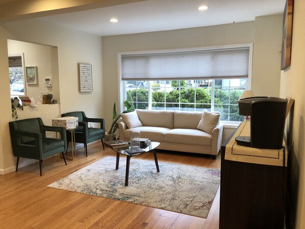 Smart TV - Spacious 4 Bedroom House with Parking, near local hospitals and stadiums (Queens)