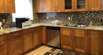 Spacious 4 Bedroom House with Parking, near local hospitals and stadiums