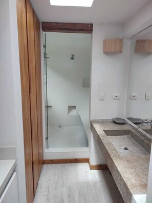 Shower - House in villa type condominium (Cundinamarca)