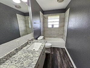 Combined shower/bathtub, towels
