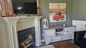 Smart-TV, Kamin, Videospiele, DVD-Player