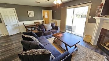 Älytelevisio, takka, videopelejä, DVD-soitin