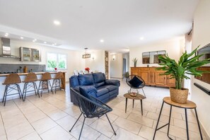 Televisión y chimenea 