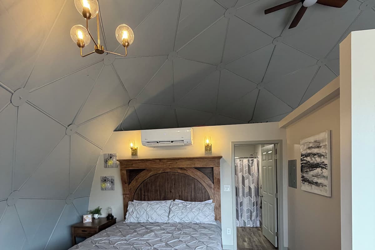 King Luxury Dome 14 | Individually decorated, individually furnished, free WiFi, bed sheets