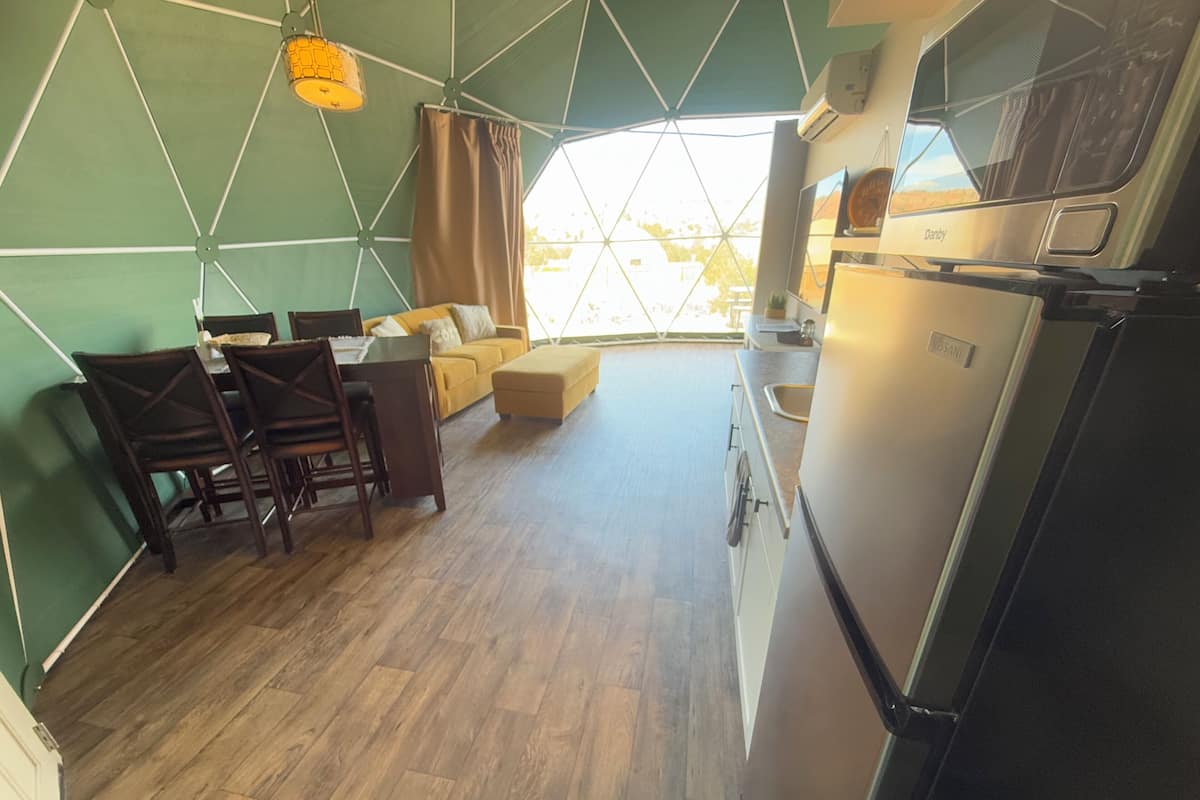 Luxury Dome 5 | Woonruimte | Een 65-inch ledtelevisie met digitale zenders en een televisie