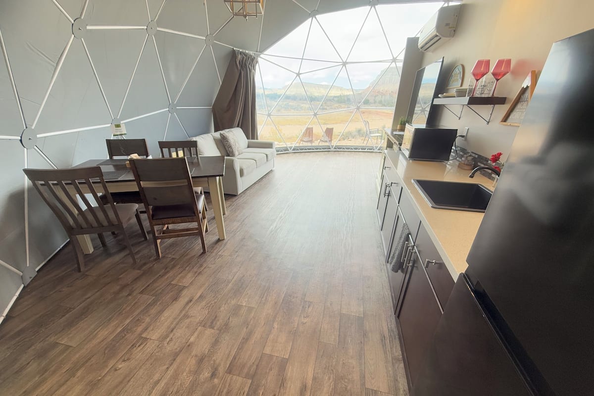 King Luxury Dome 7 | Woonruimte | Een 65-inch ledtelevisie met digitale zenders en een televisie
