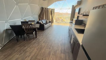 King Luxury Dome 2 | ๊ฑฐ์ค ๊ณต๊ฐ | ๋์งํธ ์ฑ๋ ์์ฒญ์ด ๊ฐ๋ฅํ 65์ธ์น LED TV, TV, ๋ฒฝ๋๋ก