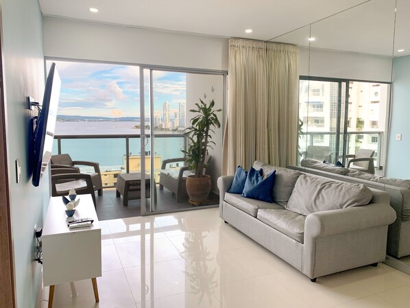 奢华公寓 | 起居区 | 32-英寸智能电视 （配备有线频道）、电视