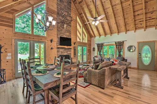 Great for Families! Lavish Hiawassee Cabin