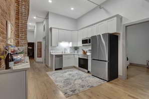 冰箱、微波炉、烤箱、炉灶