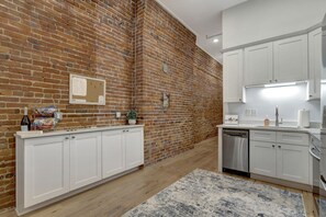 ثلاجة، ميكروويف، فرن، موقد طهي مسطح