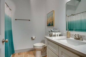 吹风机、毛巾、肥皂、洗发水