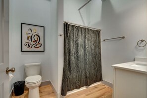 Sèche-cheveux, serviettes fournies, savon, shampoing