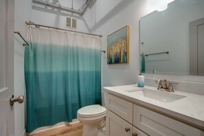 Shower, hair dryer, towels, soap - Majestic Lofts #401- Printers Alley (Nashville)