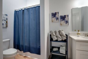 تجهيزات دش، مجففات شعر، مناشف، صابون