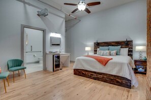 4 bedrooms, desk, iron/ironing board, free WiFi - Majestic Lofts #401- Printers Alley (Nashville)