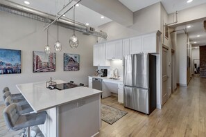 Fridge, microwave, oven, stovetop - Majestic Lofts #401- Printers Alley (Nashville)