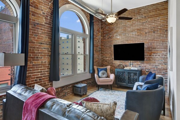 Smart TV - Majestic Lofts #401- Printers Alley (Nashville)