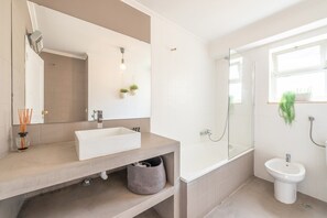 Baignoire, sèche-cheveux, serviettes fournies, savon