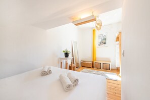 3 soverom, strykejern/-brett, internettilgang og sengetøy