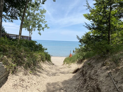 Cozy Sandy Pines Cottage Suite, right on Lake Huron in a Carolinian Forest, 