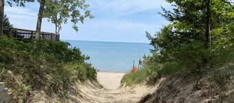 Cozy Sandy Pines Cottage Suite, right on Lake Huron in a Carolinian Forest,
