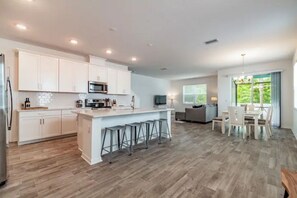 Fridge, microwave, oven, stovetop - Luxury New Home * Free Parking * Close to Beach (Sarasota)