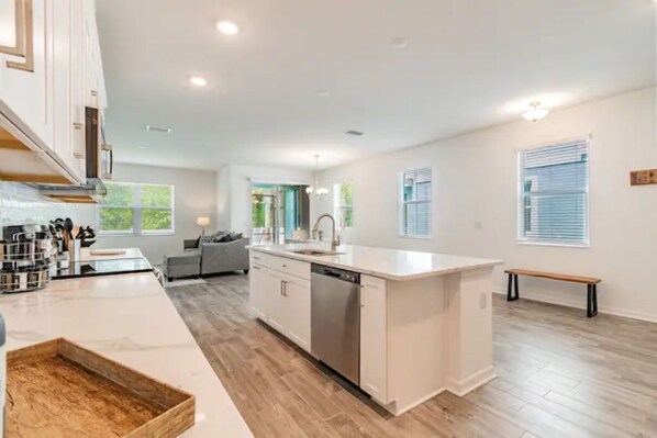 Fridge, microwave, oven, stovetop - Luxury New Home * Free Parking * Close to Beach (Sarasota)