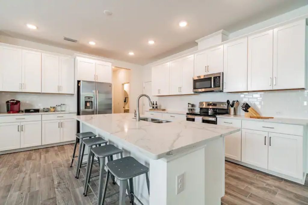 Refrigerador, microondas, horno y parrilla de estufa 