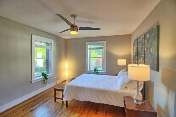 1 makuuhuone, työpöytä, silitysrauta/-lauta, Wi-Fi