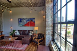 TV, offices - Chic Ultramodern Loft Suite w/ Designer Features (Saint Louis)