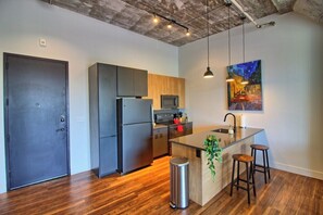 Fridge, microwave, oven, stovetop - Chic Ultramodern Loft Suite w/ Designer Features (Saint Louis)
