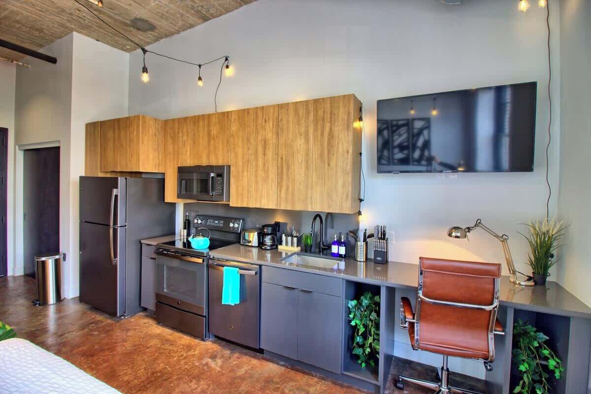Coffee/tea maker, fridge, microwave, oven