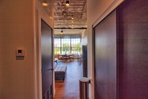 المنشأة من الداخل