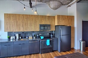 ثلاجة، ميكروويف، فرن، موقد طهي مسطح