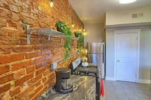 Fridge, microwave, oven, stovetop - Irises at TG Park | Fenced Backyard+W/D+Storage (Saint Louis)