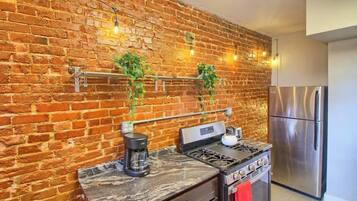 Coffee/tea maker, fridge, microwave, oven