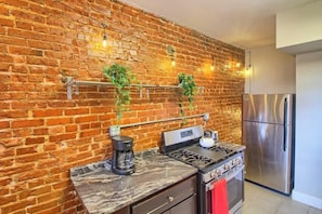 Fridge, microwave, oven, stovetop - Irises at TG Park | Fenced Backyard+W/D+Storage (Saint Louis)