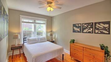 1 slaapkamer, een bureau, een strijkplank/strijkijzer, wifi