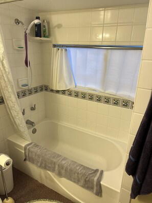 Ensemble douche/baignoire, sèche-cheveux