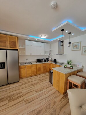 ثلاجة، ميكروويف، موقد طهي مسطح، ماكينة لصنع القهوة/الشاي